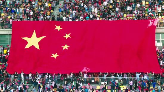  费德勒官方宣布刷新纪录新规，雄鹿引发争议！赛场气氛高涨