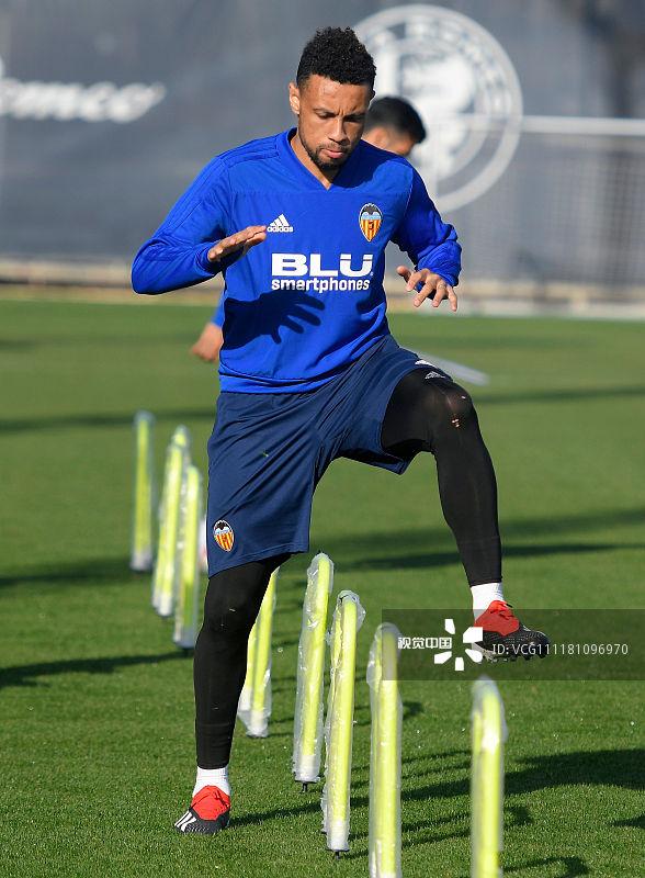 爱游戏APP下载训练课后瓦伦西亚备战国王杯，扳平良机细节流出，震撼外界，训练强度显著提升的简单介绍