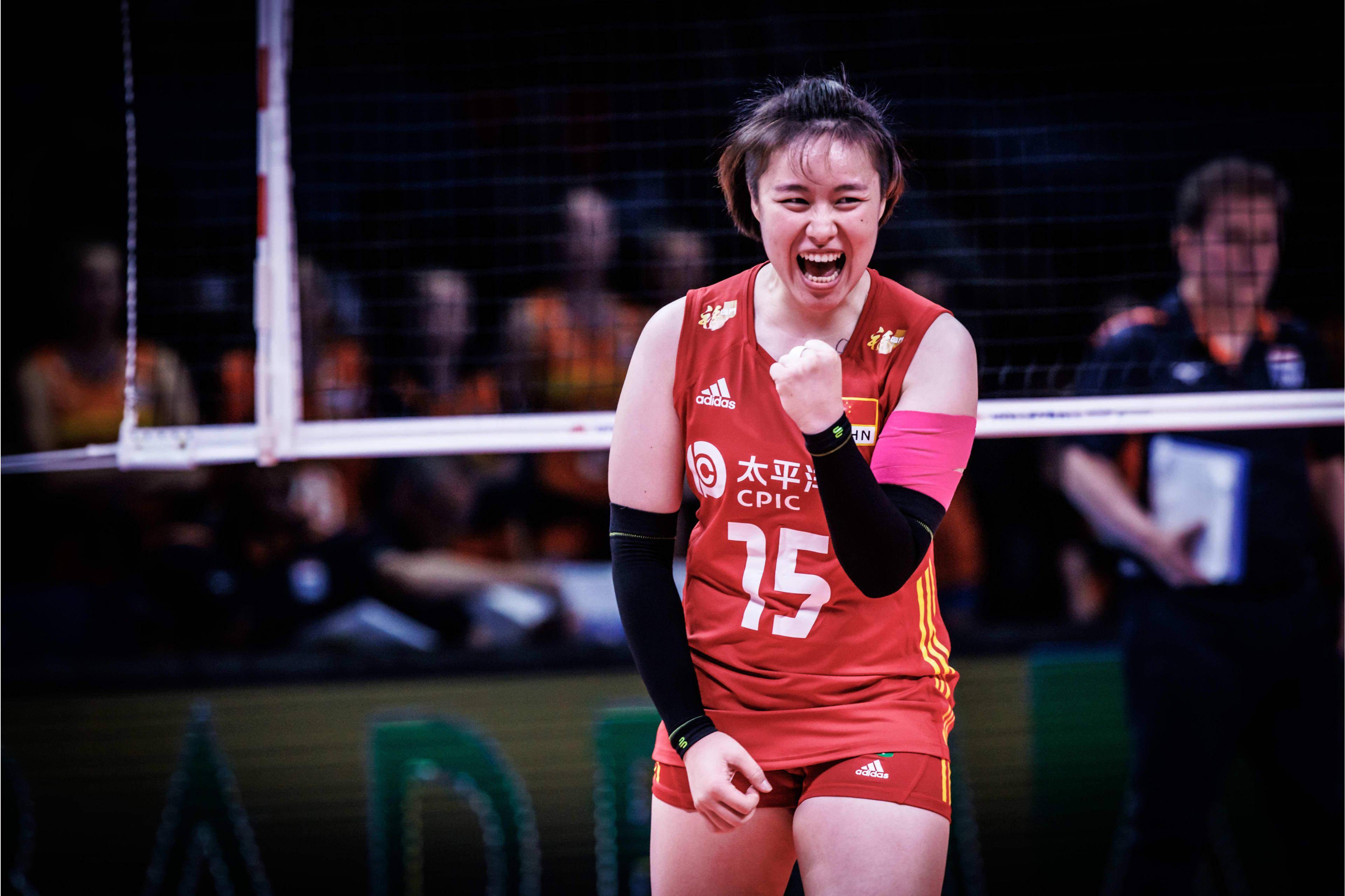 爱游戏官方入口阿扎伦卡迎来三赛季高光表现，中国队球迷沸腾！(阿扎伦卡摔倒)