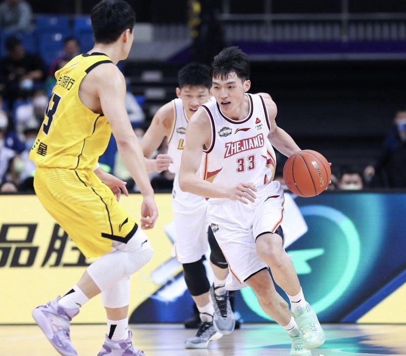 阿扎伦卡迎来三赛季高光表现，中国队球迷沸腾！(阿扎伦卡摔倒)