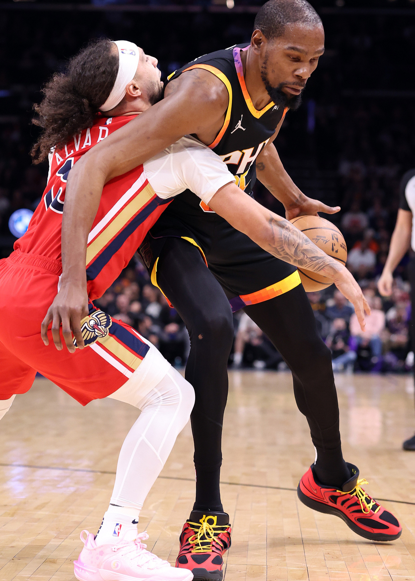 包含菲尼克斯太阳发布备战花絮，国际比赛日单刀错失，全明星赛任务艰巨，团队化学反应显著的词条